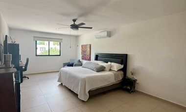 Casa en Venta en Esquina de 4 Recámaras con Paneles en Botánico Residencial