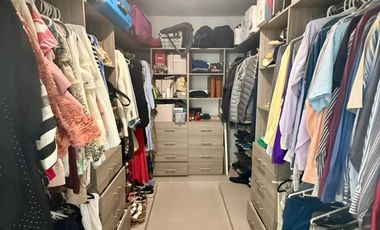 Casa en Venta en Esquina de 4 Recámaras con Paneles en Botánico Residencial