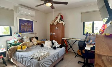 Casa en Venta en Esquina de 4 Recámaras con Paneles en Botánico Residencial