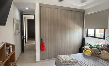 Casa en Venta en Esquina de 4 Recámaras con Paneles en Botánico Residencial