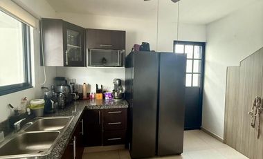 Casa en Venta en Esquina de 4 Recámaras con Paneles en Botánico Residencial