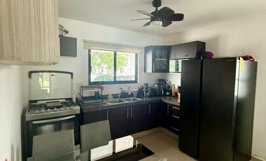 Casa en Venta en Esquina de 4 Recámaras con Paneles en Botánico Residencial