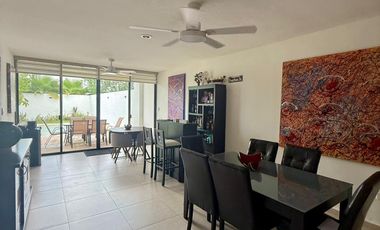 Casa en Venta en Esquina de 4 Recámaras con Paneles en Botánico Residencial