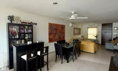 Casa en Venta en Esquina de 4 Recámaras con Paneles en Botánico Residencial