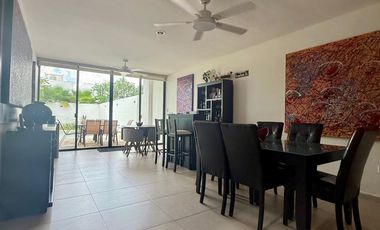 Casa en Venta en Esquina de 4 Recámaras con Paneles en Botánico Residencial