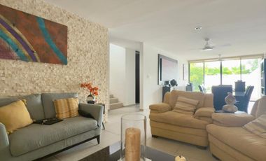 Casa en Venta en Esquina de 4 Recámaras con Paneles en Botánico Residencial