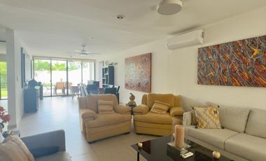 Casa en Venta en Esquina de 4 Recámaras con Paneles en Botánico Residencial