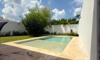 Casa en Venta en Esquina de 4 Recámaras con Paneles en Botánico Residencial