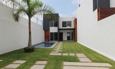 Casa en privada con alberca en Centro de Jiutepec, Morelos.