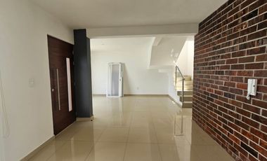 Casa en privada con alberca en Centro de Jiutepec, Morelos.