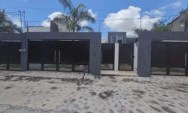 Casa en privada con alberca en Centro de Jiutepec, Morelos.