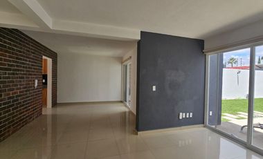 Casa en privada con alberca en Centro de Jiutepec, Morelos.