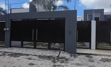 Casa en privada con alberca en Centro de Jiutepec, Morelos.