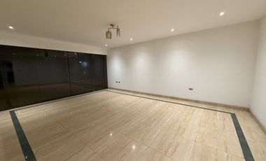 Amplio Dúplex con Piscina Techada, 6 Estacionamientos y Espacios Sociales Únicos