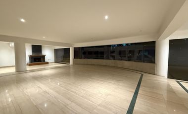 Amplio Dúplex con Piscina Techada, 6 Estacionamientos y Espacios Sociales Únicos