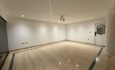 Amplio Dúplex con Piscina Techada, 6 Estacionamientos y Espacios Sociales Únicos