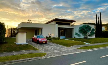 Extraordinaria casa campestre moderna de un solo nivel en Cerritos con lote de 1500 m2. Pereira - Colombia.