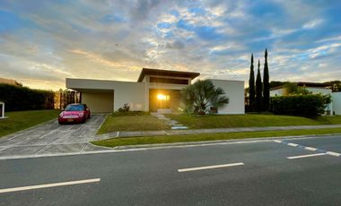 Extraordinaria casa campestre moderna de un solo nivel en Cerritos con lote de 1500 m2. Pereira - Colombia.