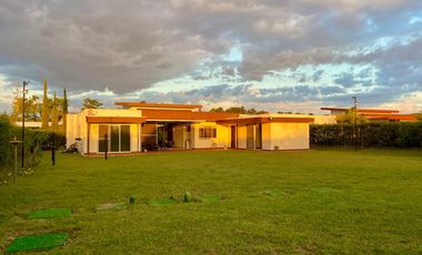 Extraordinaria casa campestre moderna de un solo nivel en Cerritos con lote de 1500 m2. Pereira - Colombia.