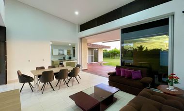 Extraordinaria casa campestre moderna de un solo nivel en Cerritos con lote de 1500 m2. Pereira - Colombia.