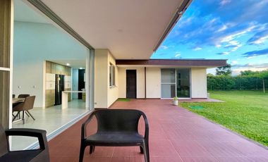 Extraordinaria casa campestre moderna de un solo nivel en Cerritos con lote de 1500 m2. Pereira - Colombia.