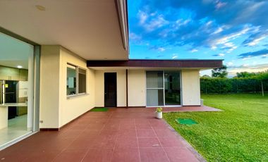 Extraordinaria casa campestre moderna de un solo nivel en Cerritos con lote de 1500 m2. Pereira - Colombia.
