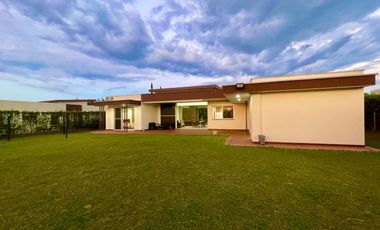 Extraordinaria casa campestre moderna de un solo nivel en Cerritos con lote de 1500 m2. Pereira - Colombia.