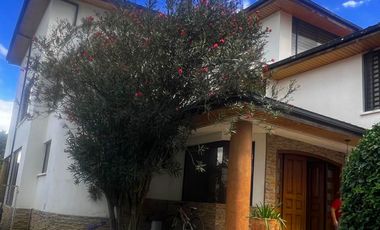 AMPLIA CASA DE ARRIENDO EN CUMBAYÁ!!