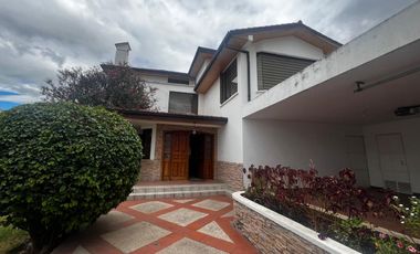 AMPLIA CASA DE ARRIENDO EN CUMBAYÁ!!