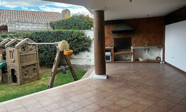 AMPLIA CASA DE ARRIENDO EN CUMBAYÁ!!