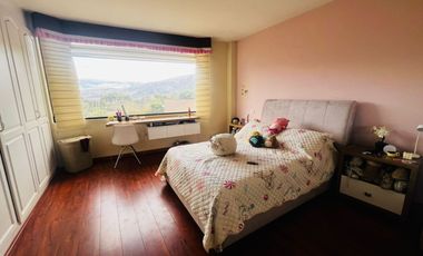 AMPLIA CASA DE ARRIENDO EN CUMBAYÁ!!