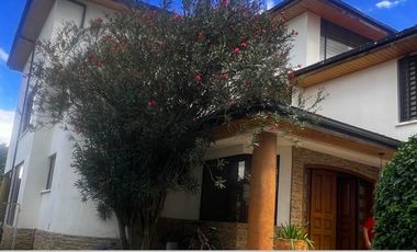 AMPLIA CASA DE ARRIENDO EN CUMBAYÁ!!