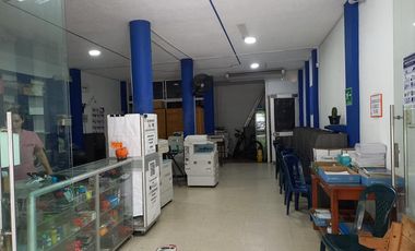 SE VENDE CASA CON 3 LOCALES COMERCIALES FRENTE AL SENA