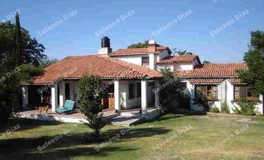 Bonita casa en Venta, a 3 cuadras del centro, ideal para un hotel boutique , o familias grandes, tiene 5 recamaras, 7 baños, sala Tx, estudio independiente con baño, 1/2 baño, sala comedor con chimenea, terraza, jardín muy grande(ideal para construir cabañas),, desayunador, cocina, cuarto lavado, cuarto servicio con baño, 5 lugares estacionamiento, cisterna y portón eléctrico.
