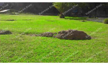 Bonita casa en Venta, a 3 cuadras del centro, ideal para un hotel boutique , o familias grandes, tiene 5 recamaras, 7 baños, sala Tx, estudio independiente con baño, 1/2 baño, sala comedor con chimenea, terraza, jardín muy grande(ideal para construir cabañas),, desayunador, cocina, cuarto lavado, cuarto servicio con baño, 5 lugares estacionamiento, cisterna y portón eléctrico.