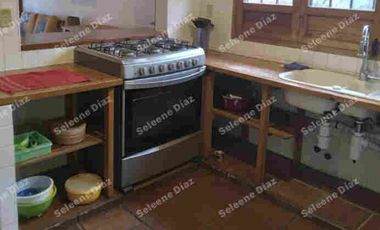 Bonita casa en Venta, a 3 cuadras del centro, ideal para un hotel boutique , o familias grandes, tiene 5 recamaras, 7 baños, sala Tx, estudio independiente con baño, 1/2 baño, sala comedor con chimenea, terraza, jardín muy grande(ideal para construir cabañas),, desayunador, cocina, cuarto lavado, cuarto servicio con baño, 5 lugares estacionamiento, cisterna y portón eléctrico.