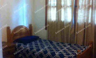 Bonita casa en Venta, a 3 cuadras del centro, ideal para un hotel boutique , o familias grandes, tiene 5 recamaras, 7 baños, sala Tx, estudio independiente con baño, 1/2 baño, sala comedor con chimenea, terraza, jardín muy grande(ideal para construir cabañas),, desayunador, cocina, cuarto lavado, cuarto servicio con baño, 5 lugares estacionamiento, cisterna y portón eléctrico.