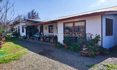 Leon Propiedades vende sitio con casa, en sector Lolenco, Curacaví.