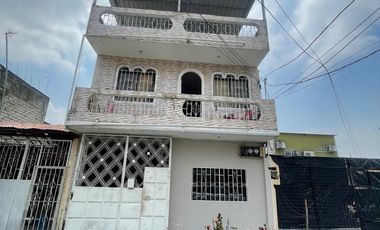 CIUDADELA LAS ORQUIDEAS VENDO PRECIOS Y AMPLIO EDIFICIO RENTERO CON TRES DEPARTAMENTOS Y TERRAZA. OPORTUNIDAD