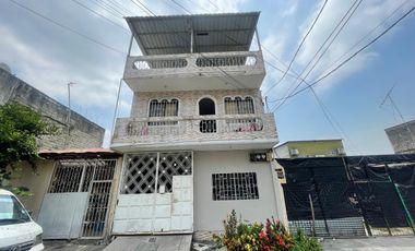 CIUDADELA LAS ORQUIDEAS VENDO PRECIOS Y AMPLIO EDIFICIO RENTERO CON TRES DEPARTAMENTOS Y TERRAZA. OPORTUNIDAD