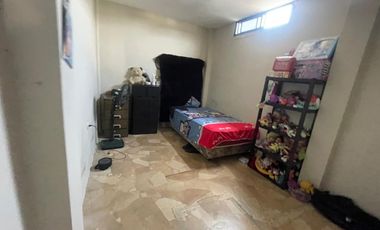 CIUDADELA LAS ORQUIDEAS VENDO PRECIOS Y AMPLIO EDIFICIO RENTERO CON TRES DEPARTAMENTOS Y TERRAZA. OPORTUNIDAD