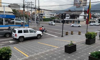 Venta de Centro Comercial con 14 Locales en el Batan, Av. Shyris