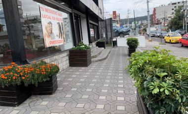 Venta de Centro Comercial con 14 Locales en el Batan, Av. Shyris