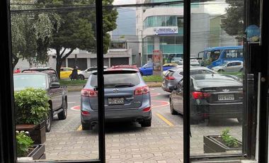 Venta de Centro Comercial con 14 Locales en el Batan, Av. Shyris
