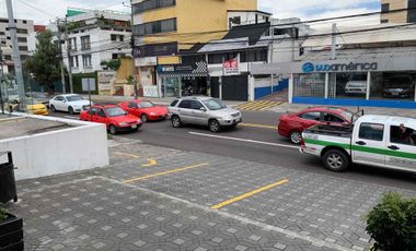 Venta de Centro Comercial con 14 Locales en el Batan, Av. Shyris