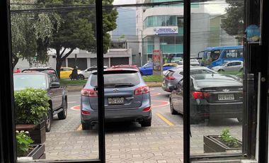 Venta de Centro Comercial con 14 Locales en el Batan, Av. Shyris