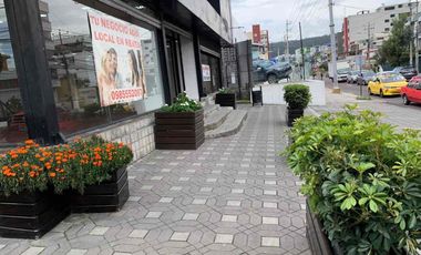 Venta de Centro Comercial con 14 Locales en el Batan, Av. Shyris