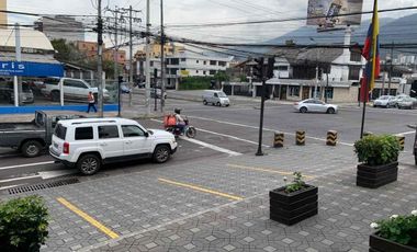 Venta de Centro Comercial con 14 Locales en el Batan, Av. Shyris