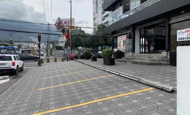 Venta de Centro Comercial con 14 Locales en el Batan, Av. Shyris
