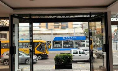 Venta de Centro Comercial con 14 Locales en el Batan, Av. Shyris